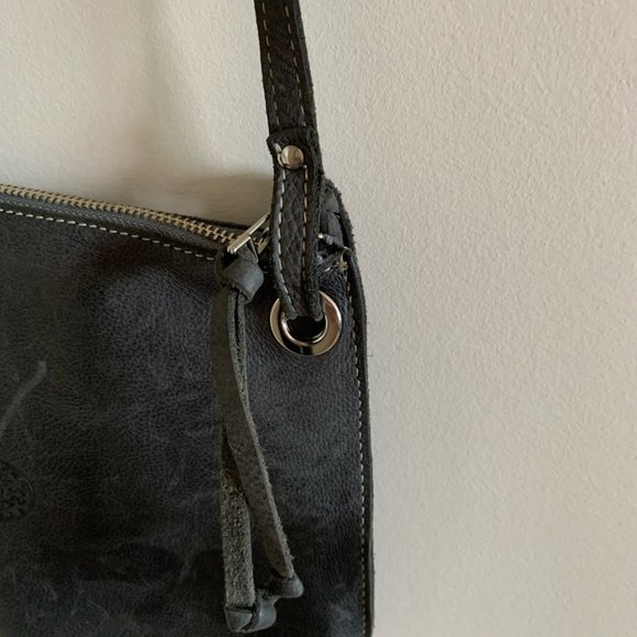 Roots Edie Grey Leather Adjustable Crossbody Bag - Picture 6 of 13